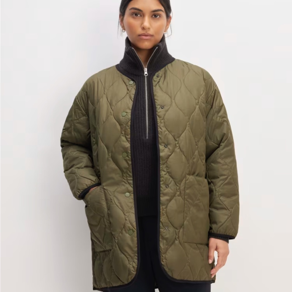 EVERLANE ReNew quilted mid length liner - like new/great condition